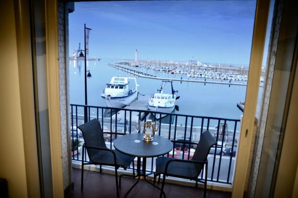 "Luigi" Balcon Sur La Mer Et Le Port De Sete Luaran gambar