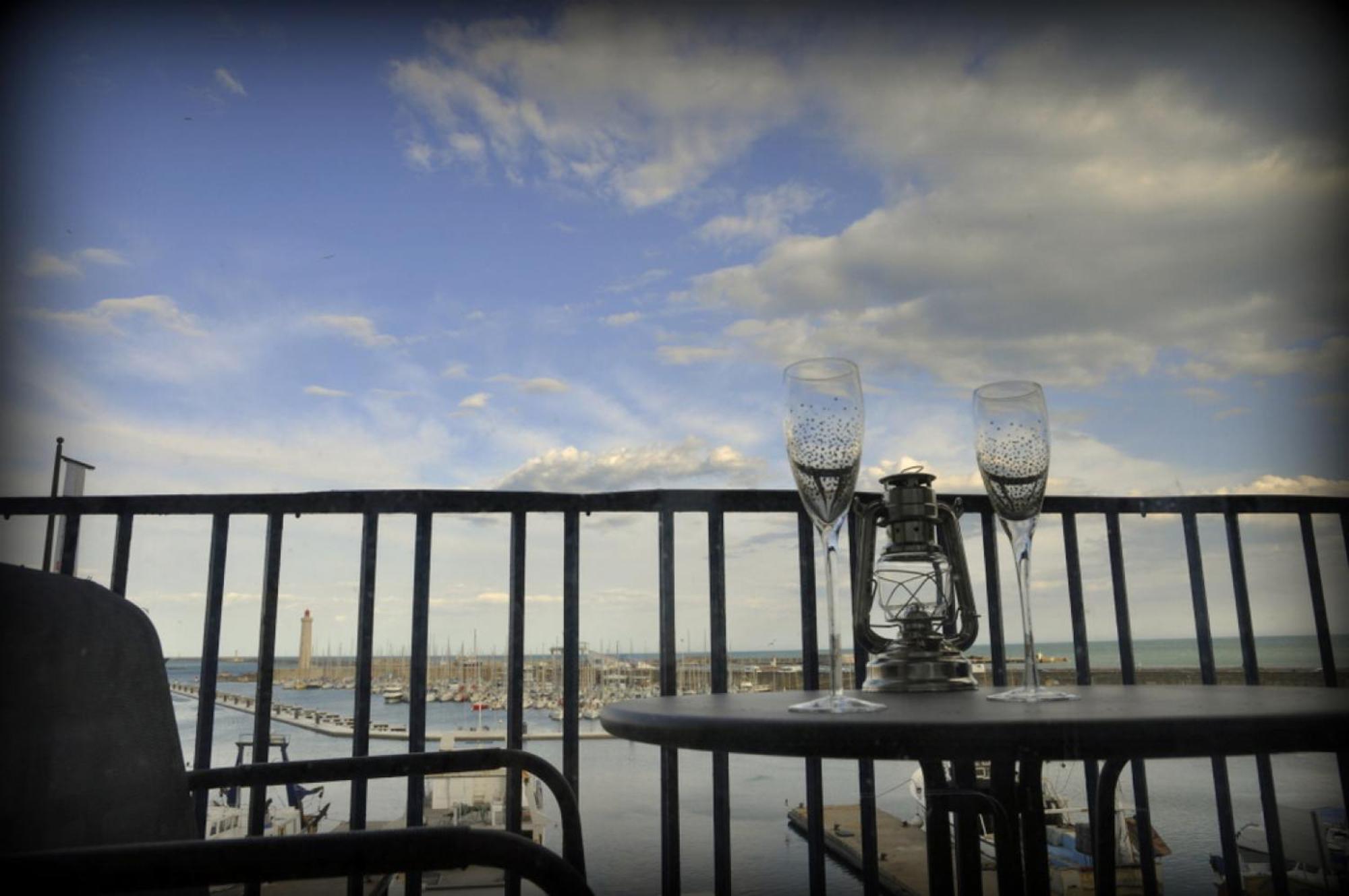 "Luigi" Balcon Sur La Mer Et Le Port De Sete Luaran gambar